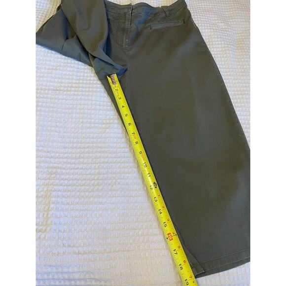Chico’s Forrest Green Chino Style Capri Pants Size 1 (Medium 8) Minimalist - Picture 4 of 10